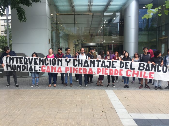 Protestan en frontis del Banco Mundial: «Al igual que en caso Exalmar, Piñera es el único beneficiado mientras la mayoría del país es perjudicado»