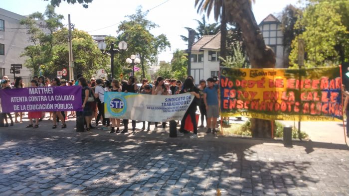 Profesores y estudiantes protestan frente a municipalidad de Providencia por despido de 69 docentes