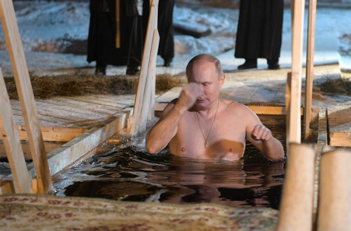 [VIDEO] Presidente ruso Vladímir Putin se baña a 6 grados bajo cero para celebrar Epifanía ortodoxa