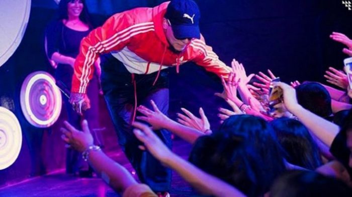 [VIDEO] El sueño de muchos: eufórico reggaetonero se lanza al público en pleno concierto y nadie lo recibe