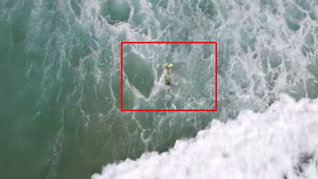 [VIDEO] Dron rescata a dos bañistas que eran arrastrados por olas de 3 metros en Australia