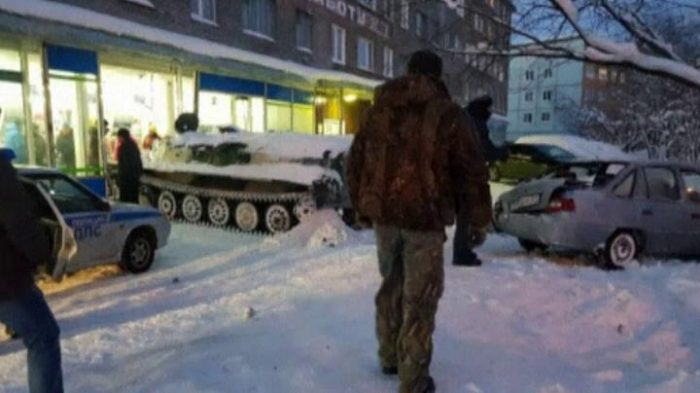 [VIDEO] Buenos carretes: ruso ebrio se roba un tanque para ir a asaltar un supermercado y robar más vino