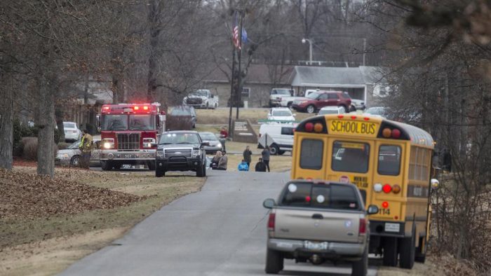 Al menos dos estudiantes muertos y varios heridos deja tiroteo en una escuela de EE.UU.