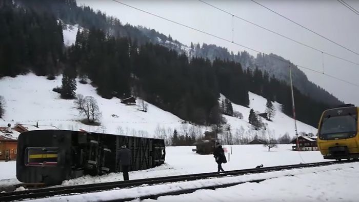 [VIDEO] Fuerte temporal de viento logra volcar tren en Suiza
