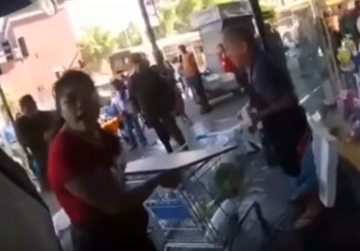 [VIDEO] Rebelde vendedor ambulante amenaza con un cuchillo a carabineros en pleno centro de Santiago