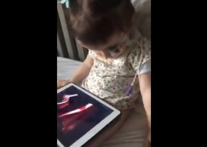 [VIDEO] Adorable: pequeña niña emocionada con presentación de Alexis Sánchez lo repite una y otra vez
