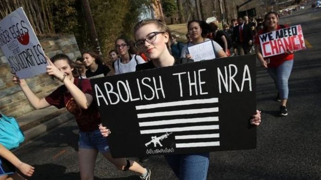 Por qué grandes empresas de Estados Unidos están boicoteando a la poderosa Asociación Nacional del Rifle (NRA)