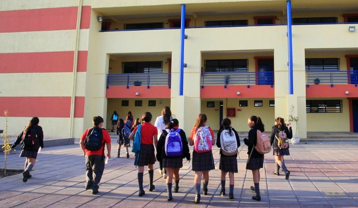 Colegio de Chillán toma la iniciativa: autoriza baños mixtos y uniformes de acuerdo a identidad de género