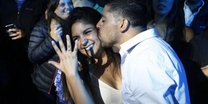 La polémica que persigue a hombre que pidió matrimonio en pleno show de Luis Fonsi en el Festival de Viña del Mar