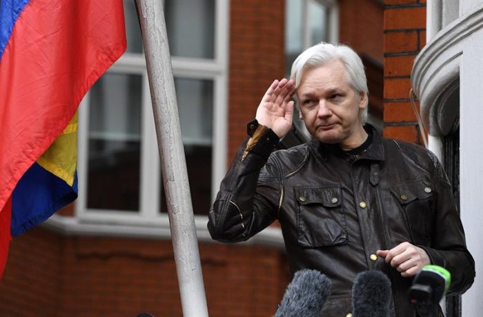 Ecuador anuncia que mantendrá protección internacional para Assange a pesar de orden británica