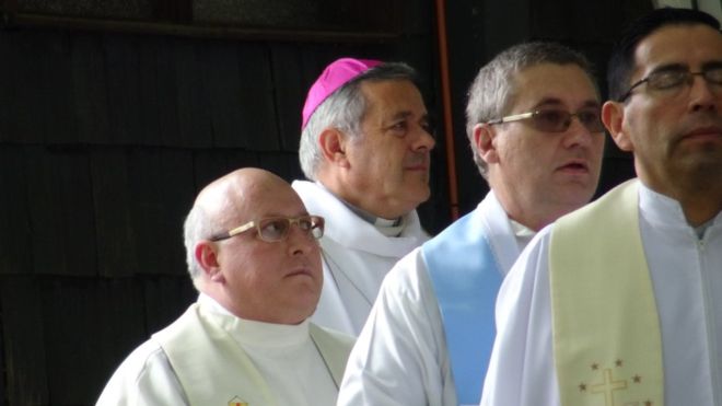Tensión y división: así se viven las misas de Juan Barros, el polémico obispo acusado de encubrir los abusos sexuales