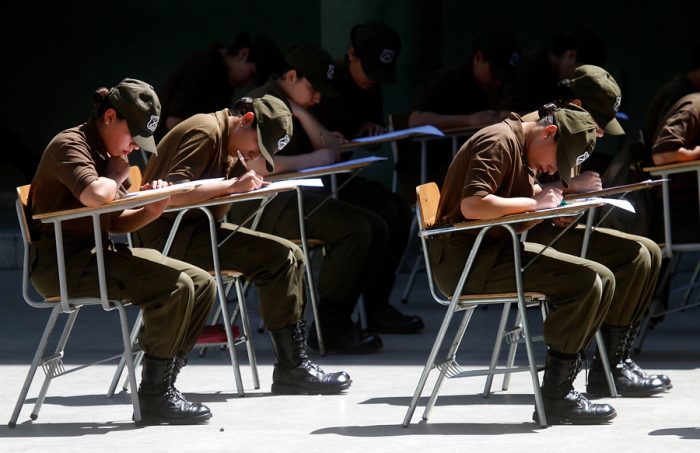 Lo que faltaba: intoxicación masiva en la Escuela de Formación de Carabineros lleva al hospital a 29 alumnos