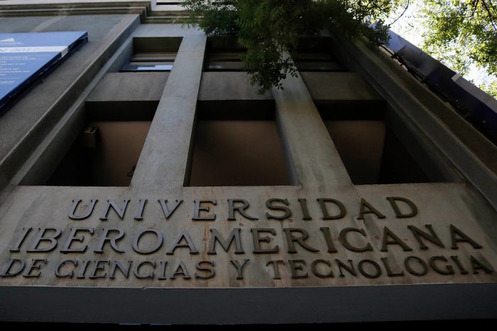 Mineduc cifra en 2500 los estudiantes afectados por el cierre de la U.Iberoamericana y confirma que está en conversaciones para reubicarlos