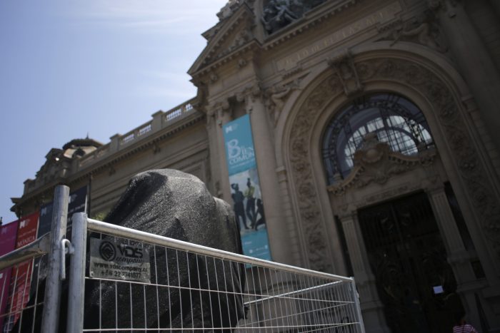 Fórmula E: Concejales presentaron querella contra responsables de daños a escultura en Museo Nacional de Bellas Artes