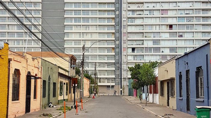 12 pisos máximo: alcalde de Estación Central busca limitar altura de los edificios para controlar los «guetos verticales»