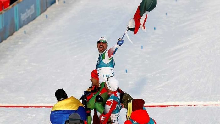 [VIDEO] No todos los héroes llevan capa: el emotivo gesto con esquiador mexicano que llegó último en los Juegos Olímpicos