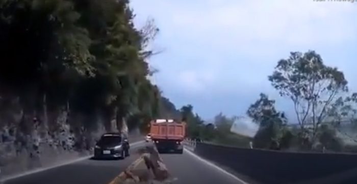 [VIDEO] Cámara del vehículo registra momento exacto en el que cae una roca sobre una concurrida vía