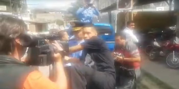 [VIDEO] Delincuente lanza violenta ‘patada voladora’ a camarógrafo mientras es sacado de comisaría