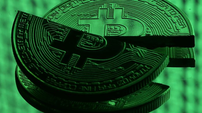 Todo se derrumbó: Bitcoin se desploma y la burbuja de las criptomonedas muestra signos de explosión