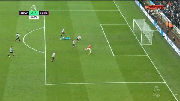 [VIDEO] Para qué te traje: el insólito fallo de Alexis Sánchez durante el partido del Manchester United