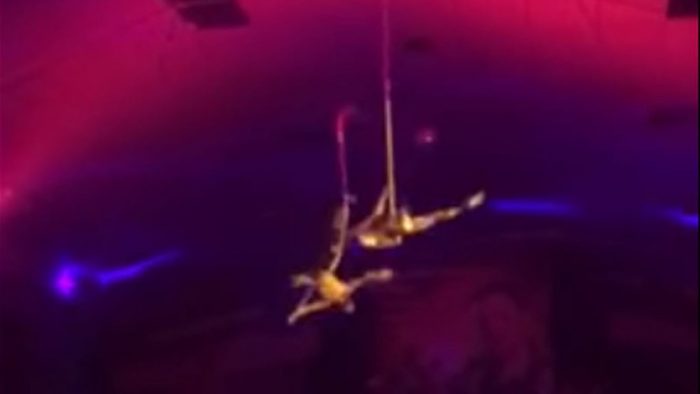 [VIDEO] El impactante momento en que un acróbata de un circo ruso sufre una caída en medio de su actuación