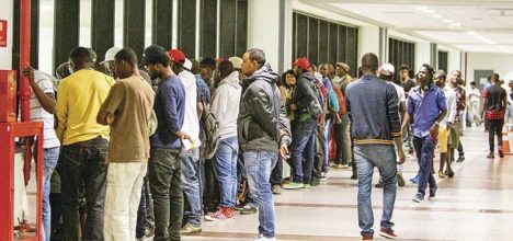 Video de haitianos bajando de un avión y carteles xenófobos generan polémica racista en redes sociales