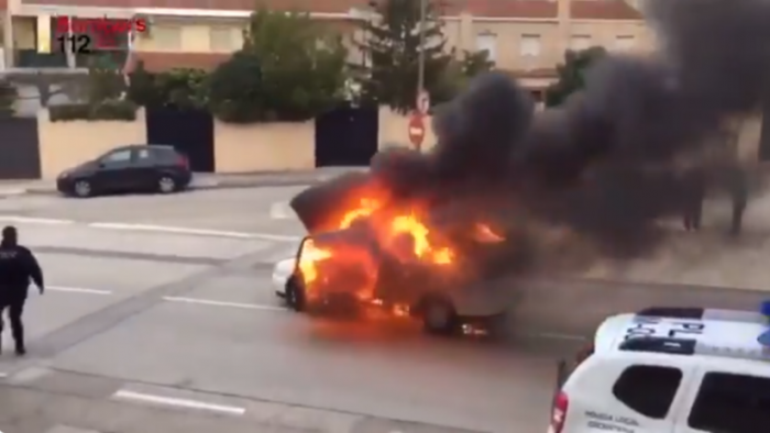 [VIDEO] Furor en la red por auto incendiado que «huye» de los bomberos que lo intentan apagar