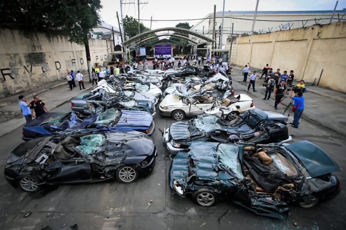 [VIDEO] Presidente de Filipinas le envía mensaje a los contrabandistas del país destruyendo lujosos autos robados