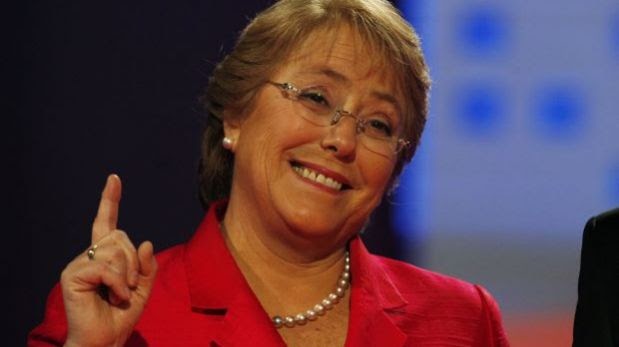 [VIDEO] Casi como mi madre: Michelle Bachelet sufre «lapsus tecnológico» al leer un texto tras su vuelta de vacaciones