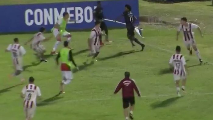 [VIDEO] Sólo pasa en la Copa Libertadores: joven futbolista usa el banderín del córner como «sable láser» para defenderse de los rivales que le querían pegar