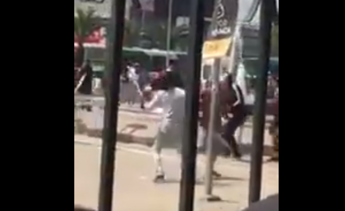 [VIDEO] Se arma batalla campal entre vendedores ambulantes chilenos y haitianos en Estación Central