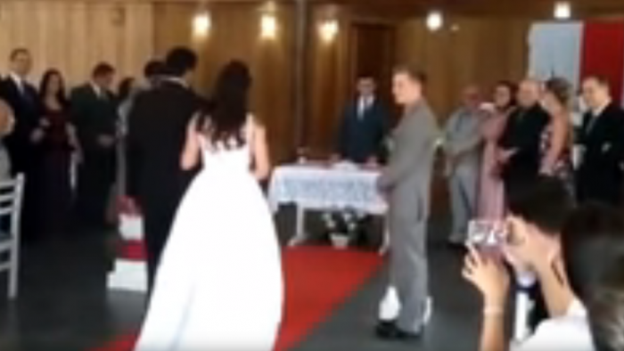 [VIDEO] Los gemidos atacan de nuevo: popular broma interrumpe una boda en Brasil