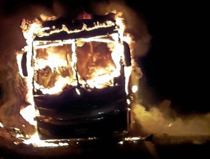 [VIDEO] Bus boliviano sufre incendio en ruta internacional tras falla mecánica