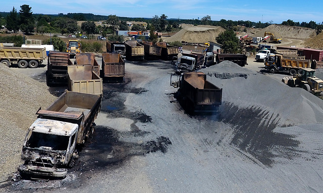 Gobierno informa que se querellará por quema de camiones en La Araucanía