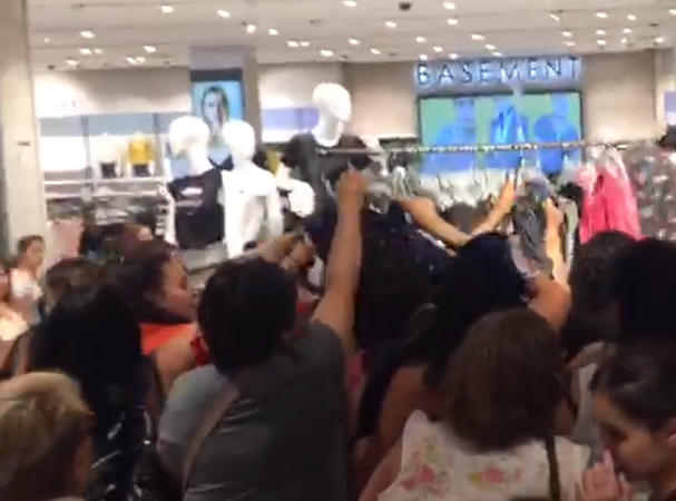 [VIDEO] Locura desató tienda de retail de un mall capitalino al ofrecer prendas a $990