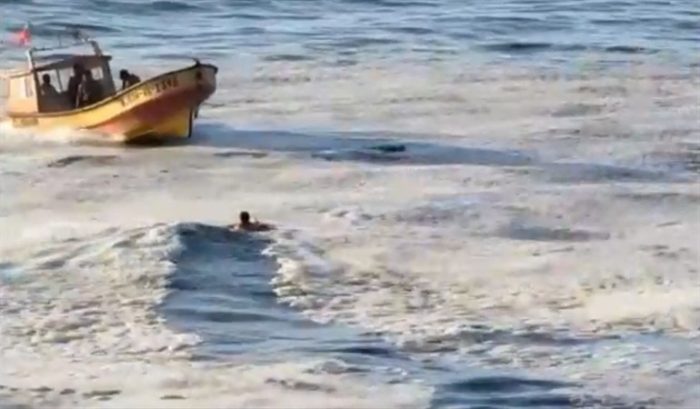 [VIDEO] Carabinero salva a hombre en estado de ebriedad que se había metido al mar