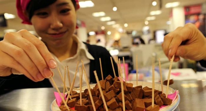 Las japonesas ya no quieren que las obliguen a regalar chocolate a los hombres en San Valentín