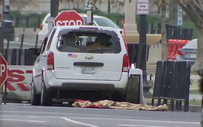 [VIDEO] EE.UU: vehículo se estrella contra una barrera de protección de la Casa Blanca