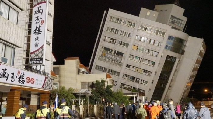 [VIDEO] El impresionante rescate en un edificio inclinado a 45º por el terremoto de Taiwán
