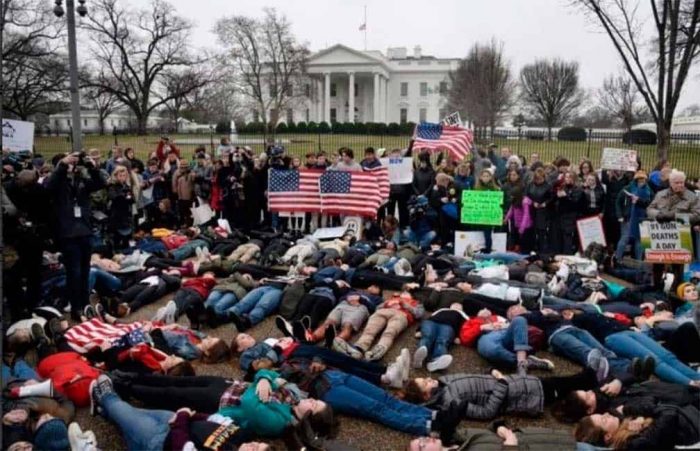 [VIDEO] Decenas de estudiantes se tumban ante Casa Blanca para pedir control de armas: «Los políticos tienen que hacer algo, es su responsabilidad»