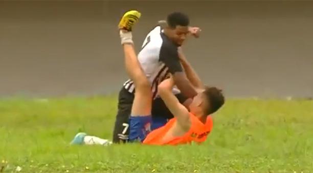 [VIDEO] Escándalo en Brasil por futbolista que golpea brutalmente a un pasapelotas