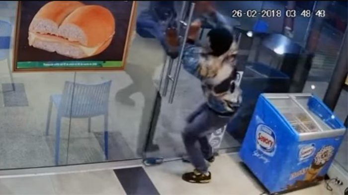 [VIDEO] Ciudadano haitiano en riesgo vital tras intentar repeler una asalto en un servicentro