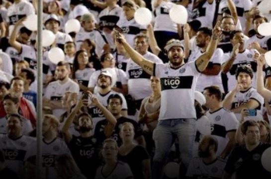 [VIDEO] Estaba duro el partido: insólita imagen en la Copa Libertadores se hace viral en las redes sociales