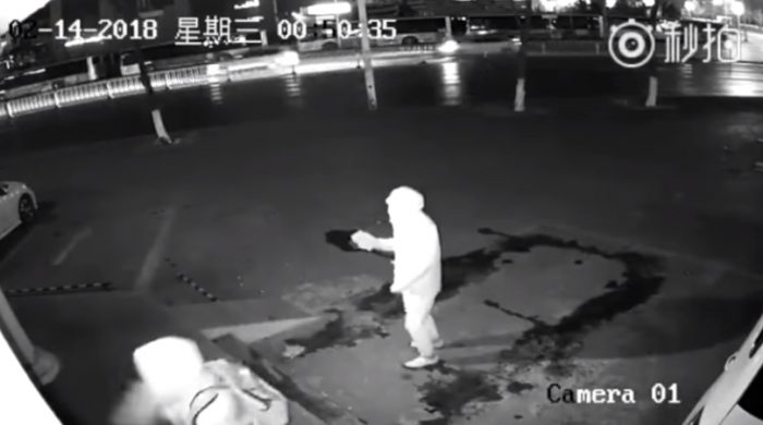 [VIDEO] Policía de Shanghai lanza imágenes de vigilancia de los ladrones más tontos de todos los tiempos