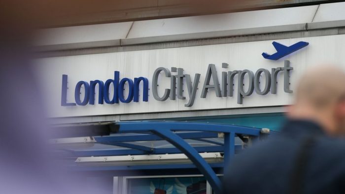 Hallazgo de bomba de la II Guerra Mundial cierra el aeropuerto de Londres