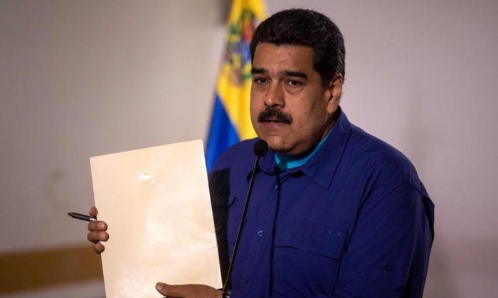 Maduro firma el documento del diálogo que rechazó la oposición venezolana