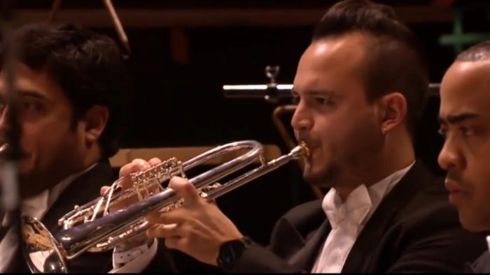 El trompetista de élite que llegó a Chile en busca de una mejor vida