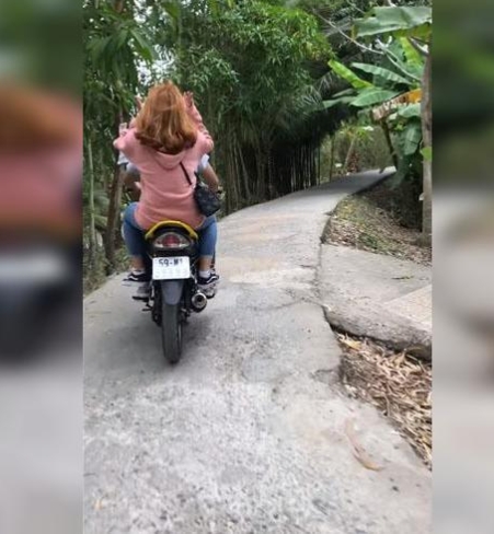 [VIDEO] Jóvenes tratan de realizar peligrosa acrobacia en moto que termina en tragedia