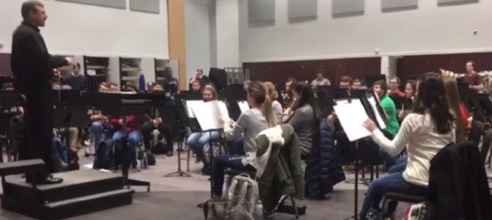 [VIDEO] Orquesta juvenil le juega una broma a su director tocando una canción de Nintendo en vez de obra de Bach