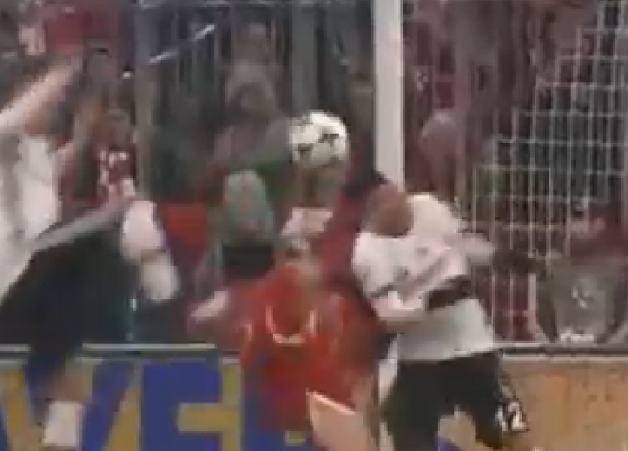 [VIDEO] La brutal patada que recibió Gary Medel y que casi lo saca del partido